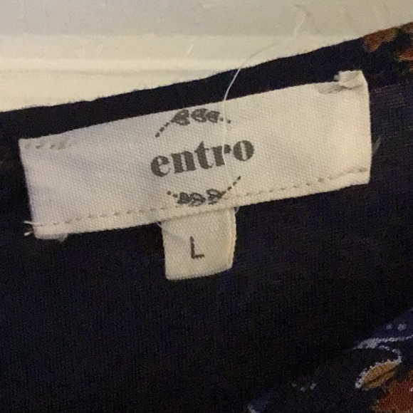 Entro size L design on Navy blue. Sleeve goes below elbow, cuff angle. - Picture 6 of 7